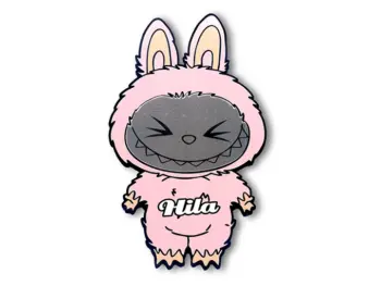 מראת לבובו בצבע ורוד עם שם אישי Hila – דמות חמודה לתלייה על הקיר